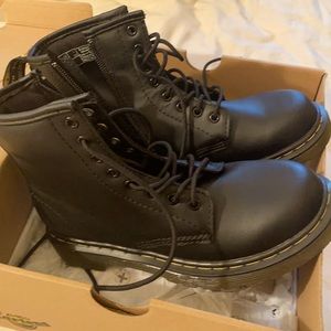 Doc martens Delaney black US one child.